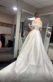 Is your bustle intimidating you?

Not to worry. Monetti Tailoring will give you and your wedding attendees instructions on how to assemble your bustle with ease.